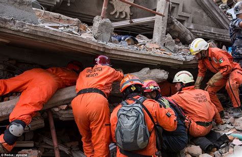 Nepal Earthquake Rescuers Battle To Reach Survivors Of Second Quake Daily Mail Online
