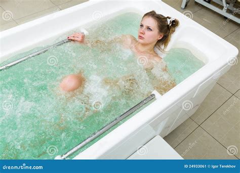 浴缸女孩 库存图片 图片 包括有 放松 人员 白种人 温泉 蜡染布 青春期 关心 健康 成人 24933061