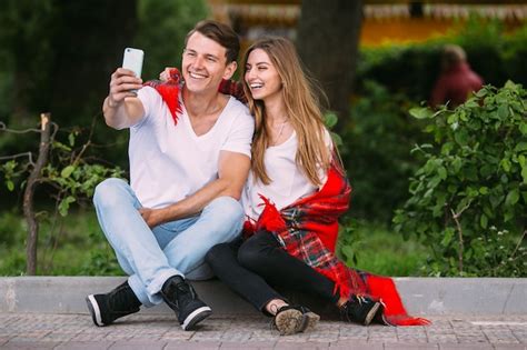Schönes Junges Paar Entspannt Im Park Und Macht Selfie Kostenlose Foto