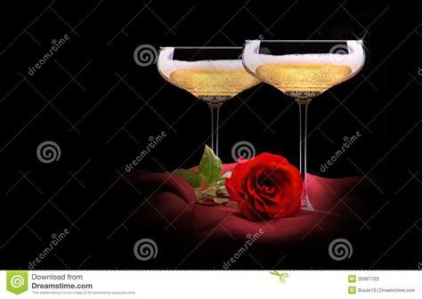 Verre De Champagne Sur La Soie Noire Et Rouge Avec La Fleur Image Stock