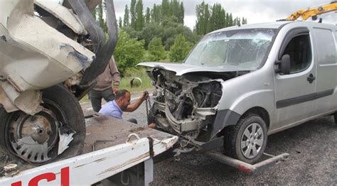 Konya da devrilen kamyon kazaya sebep oldu 4 yaralı