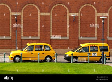 Taxi Parked Yellow Hi Res Stock Photography And Images Alamy