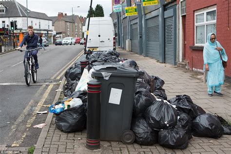 Muslim Volunteers Clean Rubbish Filled Birmingham Streets Daily Mail Online