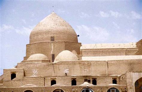 مسجد جامع زواره، اولین مسجد چهار ایوانه