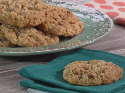 When i first saw them my eyes popped out of my head and immediately i figured it'd be a good time to share one of my favorite recipes from a cozy coloring cookbook, which are chai sugar cookies. Mari's Homemade Oatmeal Cookies Recipe | Trisha Yearwood ...