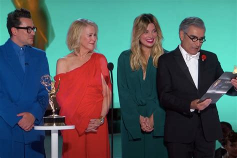 The Roses From Schitts Creek Reunite To Present At The 2021 Emmys