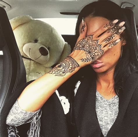 Beautiful Mehndi Rihanna Tattoo Rihanna Hand Tattoo Rihanna Tattoo
