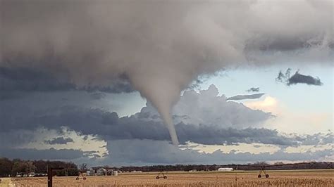 Central Illinois Tornadoes 22 Twisters Reported In Rare Outbreak Cnn