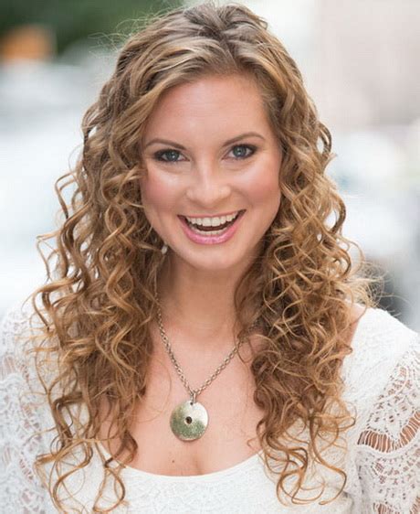 Due to uniform policies, school hairstyles can be restrictive but that doesn't mean they have to be boring. Cute curly hairstyles for school