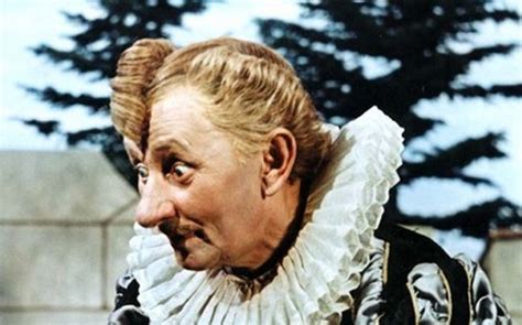 Chtěl odevzdat vládu té ze tří dcer, která ho má nejraději. Vypracoval se sám a popularitu si uměl užívat. Byl král ...