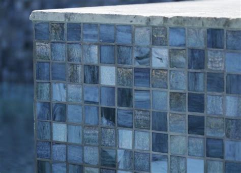 Fliesen für das schwimmbecken im garten oder unter dem pool. Was für Pool Fliesen soll man auswählen? Die Experten ...