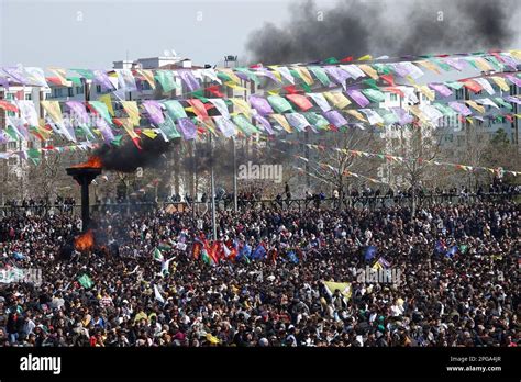 Un feu de nawroz est allumé sur une grande torche avec du bois au