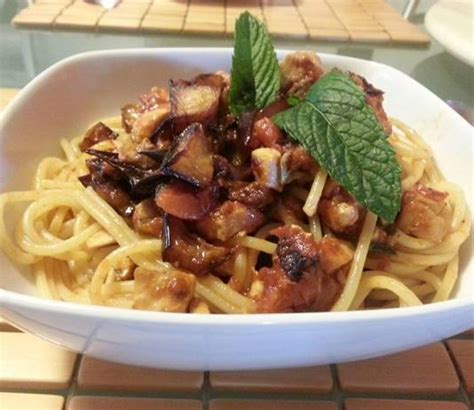 Scegliete di portarlo in tavola durante una cena tra amici o per un pranzo in famiglia. Pasta con pesce spada e melanzane | www.palermoviva.it