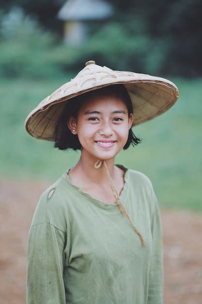 미얀마에서 아시아 아름 다운 버마어 여자 농부의 초상 프리미엄 사진