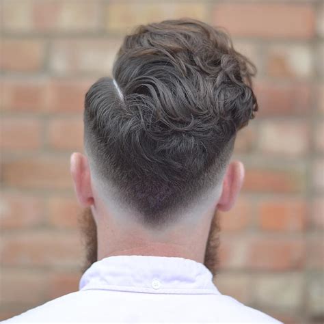 O corte de cabelo masculino undercut não é apenas uma variação do corte degrade, mas um estilo por si só. Cortes de Cabelo Masculino Tendências em 2019 | New Old ...