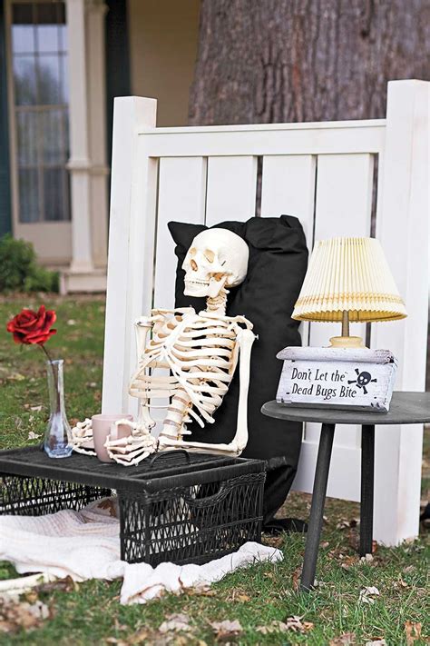 Funny Ways To Pose Skeletons In Your Yard Thompson Whistre80
