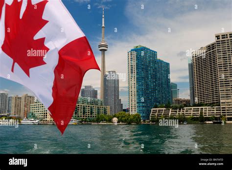 Kanadische Flagge Auf Dem Boot Verlassen Und Die Skyline Von Toronto