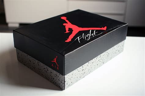 Jordan 4 Retro Box