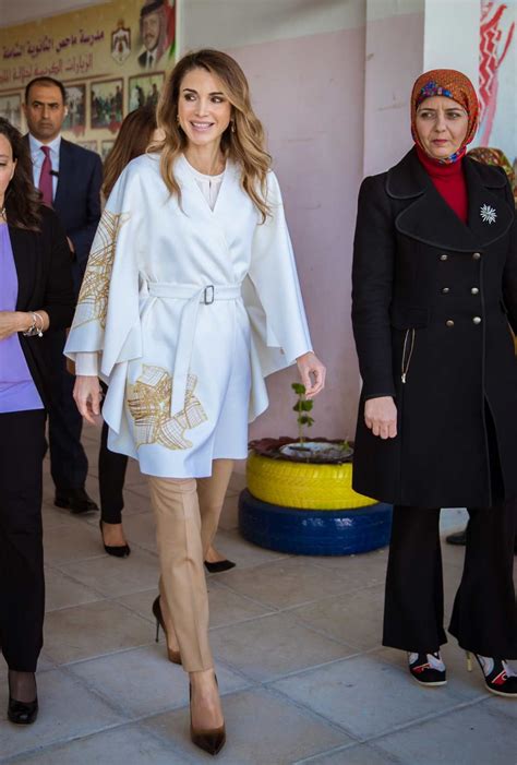 Lección De Estilo De La Reina Rania De Jordania Queen Rania Queen Letizia Chic Outfits Summer