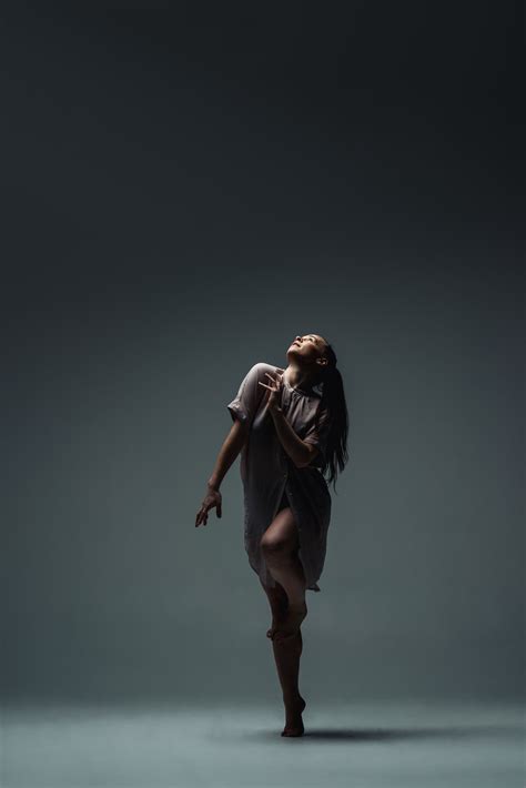 Live Solo Experience In 2021 Dance Photography Poses Contemporary