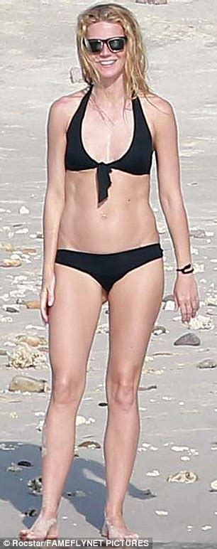 Gwyneth Paltrow Continues To Show Her Flawless Bikini Body In Mexico Daily Mail Online
