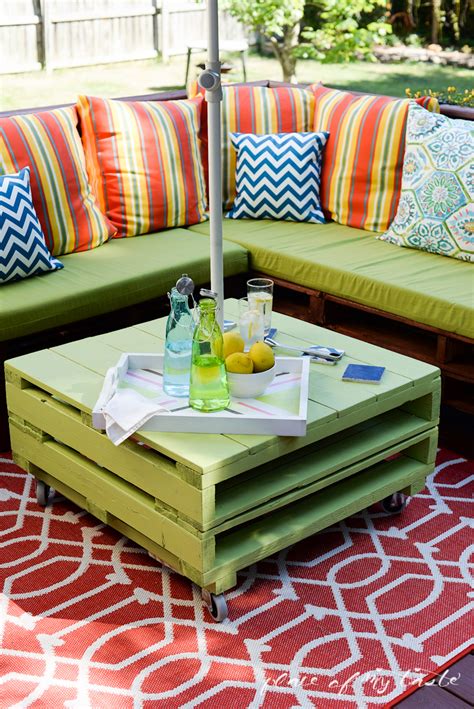 Made with a log splitter lounger. DIY PALLET FURNITURE | A PATIO MAKEOVER