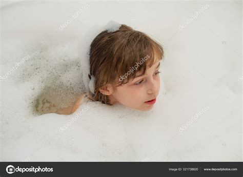 Jeune Fille Dans Le Bain Une Petite Fille Se Baigne Dans Une Baignoire