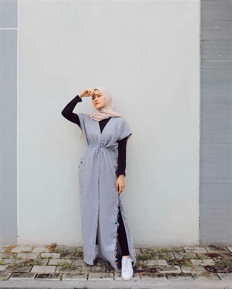 Jenis celana longgar yang super modis dan punya banyak warna ini memang selalu jadi pilihan, khususnya buatmu, kulot hijab, ootd hijab, ootd kulot, kulot jeans, hipwee style 10 Inspirasi OOTD Hijab Pakai Celana Kain ala Henny Rahman, Stylish!