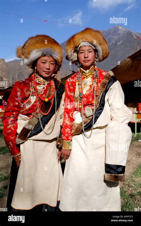 Fête De Mariage Tibétain Ont Deux Filles Vêtements Tibétains Traditionnels Photo Stock Alamy