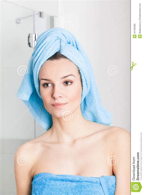 Hübsches Mädchen Nach Dusche Stockbild Bild von haupt schönheit