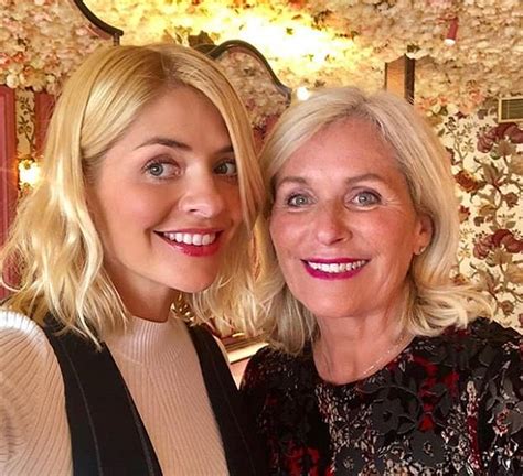 Holly Willoughby 37 Takes Lookalike Mum 70 Out For Lunch Daily Mail Online