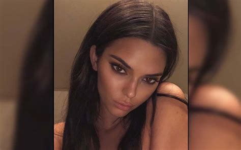 Kendall Jenner Poses Braless In New Mirror Selfies Amid Milan Fashion Week 2022 Supermodel Is