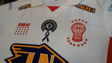A manera de homenaje, el club tigres porta en su playera un escudo del chapecoense, el equipo brasileño que perdió a la mayoría de su plantilla el pasado lunes por la noche en un accidente aéreo. Los equipos que lucirán el escudo de Chapecoense | Goal.com