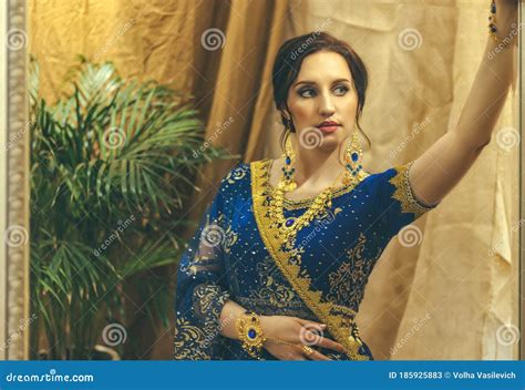 Indische Frau Cosplay Junge Schönheit In Der Blauen Indischen Sarikleidernahaufnahme Sieht In