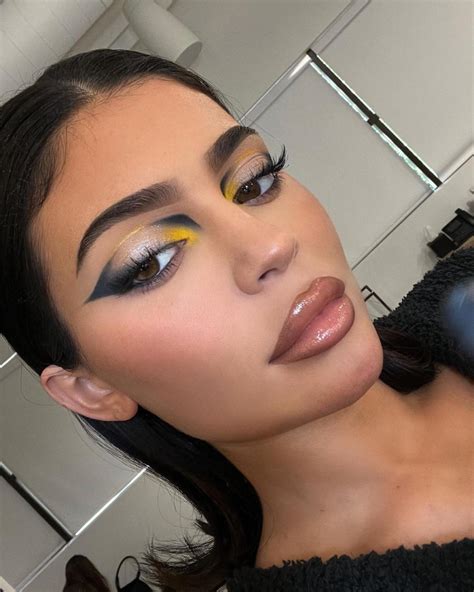 Kylie Jenners Fans Beg Her To Dissolve Her Lip Filler As Her Pout