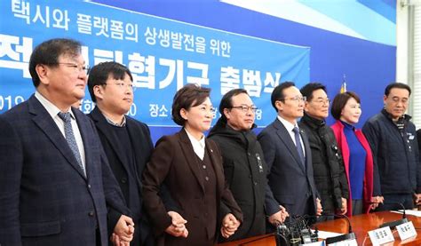 그 앞에 미모의 외국인, 아니 마계인이 나타나 시간을 되돌려주겠다고 제안한다. '진심이 닿다' 화제...원작은 카카오 인기 웹소설이라고 ...