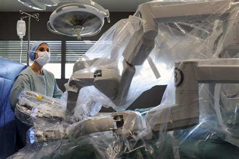 Bloc opératoire ablation de la prostate avec un robot commandé par un chirurgien à distance