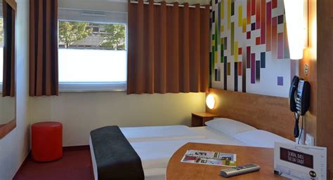 Wunderschön verarbeitete betten aus massivem holz mit dazu passenden beistellmöbeln, lattenroste und komfortable matratzen. Zimmer mit französischem Bett im B&B #Hotel Stuttgart-City ...
