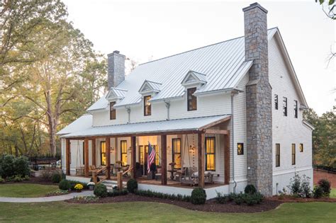 Beautiful Modern Southern Farmhouse by Steve Powell Homes カントリー 家の