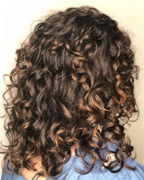 28 Gorgeous Medium Length Curly Hairstyles For Women In 2018