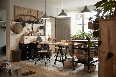 Cocinas varios conjuntos de comedor y muebles de cocina están hechos de diferentes tipos de madera. Muebles de cocina Ikea. Tendencias en cocinas 2020.