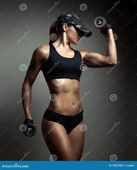 Bodybuilder Fort De Femme De Forme Physique Image Stock Image Du