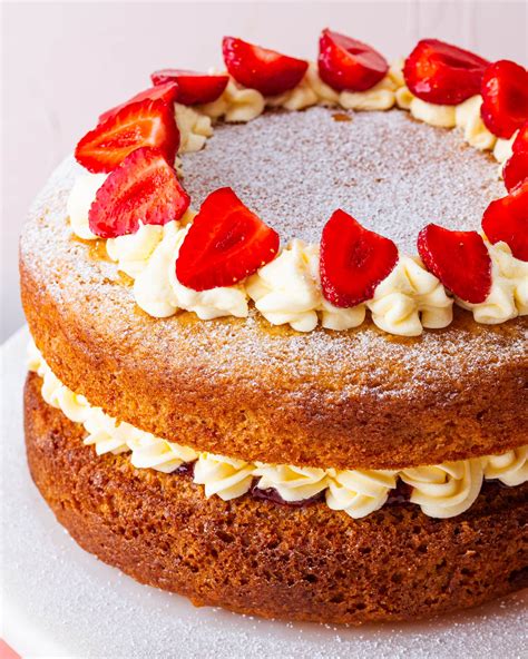 Những Bí Quyết Decorating A Victoria Sponge Cake Chuyên Nghiệp Từ Nhà Làm Bánh