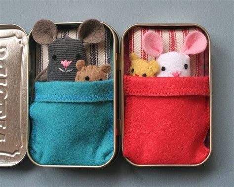Wee Mouse In The House An Altoid Tin Craft With Images Dollhouse