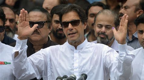 Pakistan Elections 2018 Imran Khans Party Leading On 64 Seats Pml N