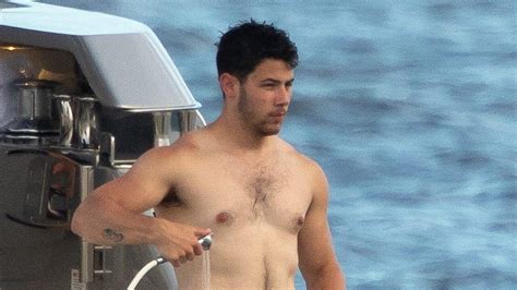 Nick Jonas New Shirtless Pic Gets AMAZING Response From Fans YouTube