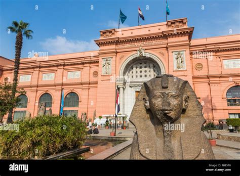 Façade D Entrée Et Sphinx Le Musée égyptien Le Caire Egypte Banque D Images Photo Stock
