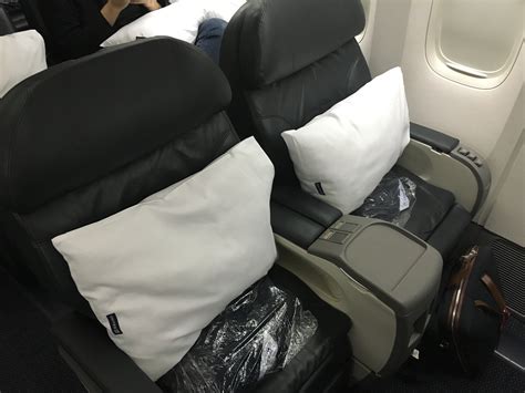 United Airlines First Class B777 San Francisco To Chicago Travelling