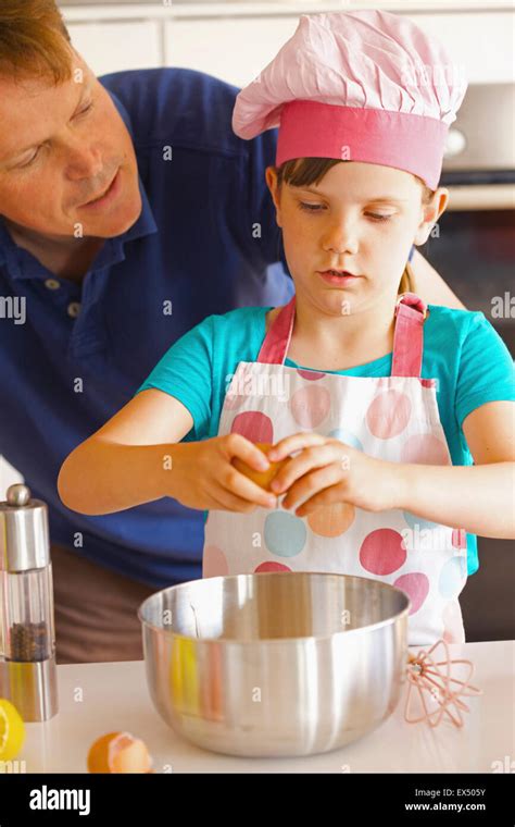 Padre E Hija Cocinando Fotografías E Imágenes De Alta Resolución Alamy