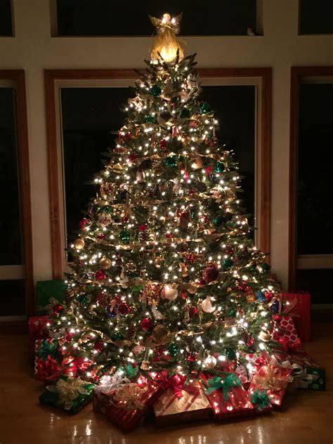 Holiday design expert brad schmidt decorated this wintry, whimsical christmas tree in soft blush, gold and ivory ornaments from balsam hill. Traditional Christmas Tree - red, gold and green ...